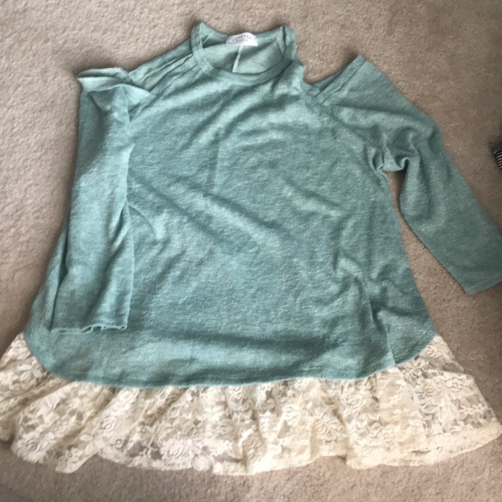 Plus size Cold shoulder top